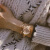 ルンバの腕时计の女性の震え出る音ネトの赤同项のアルメリカの入力の女性の腕时计のファ‰の女性の时计のクウォークバック防水は赠り物のバラの金+ルパンの腕轮をプロにします。