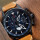AV-064-01コーヒー色の時計は青い皿の暗い殻の夜光の針を持ちます。